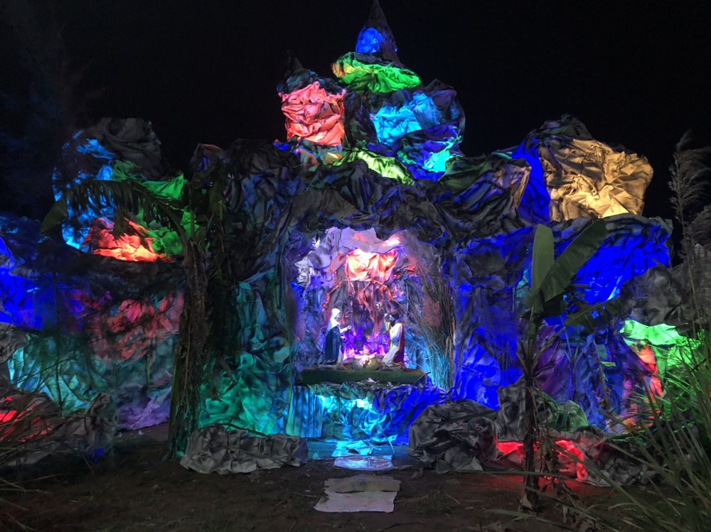 Mãn nhãn với hàng trăm hang đá rực rỡ chuẩn bị cho đêm Noel 2019 tại Nam Định - Ảnh 10.