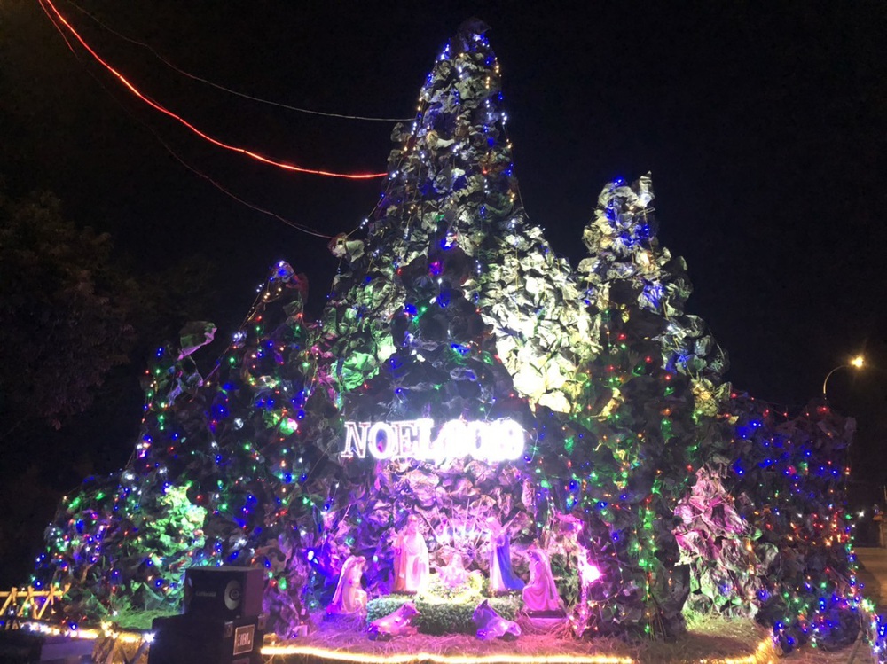 Mãn nhãn với hàng trăm hang đá rực rỡ chuẩn bị cho đêm Noel 2019 tại Nam Định - Ảnh 13.
