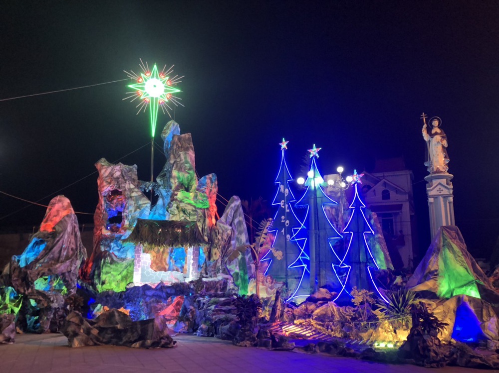 Mãn nhãn với hàng trăm hang đá rực rỡ chuẩn bị cho đêm Noel 2019 tại Nam Định - Ảnh 17.