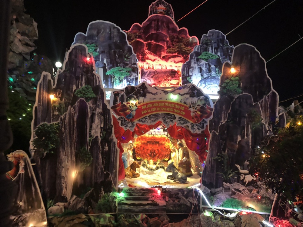 Mãn nhãn với hàng trăm hang đá rực rỡ chuẩn bị cho đêm Noel 2019 tại Nam Định - Ảnh 21.
