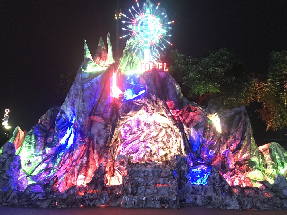 Mãn nhãn với hàng trăm hang đá rực rỡ chuẩn bị cho đêm Noel 2019 tại Nam Định - Ảnh 25.