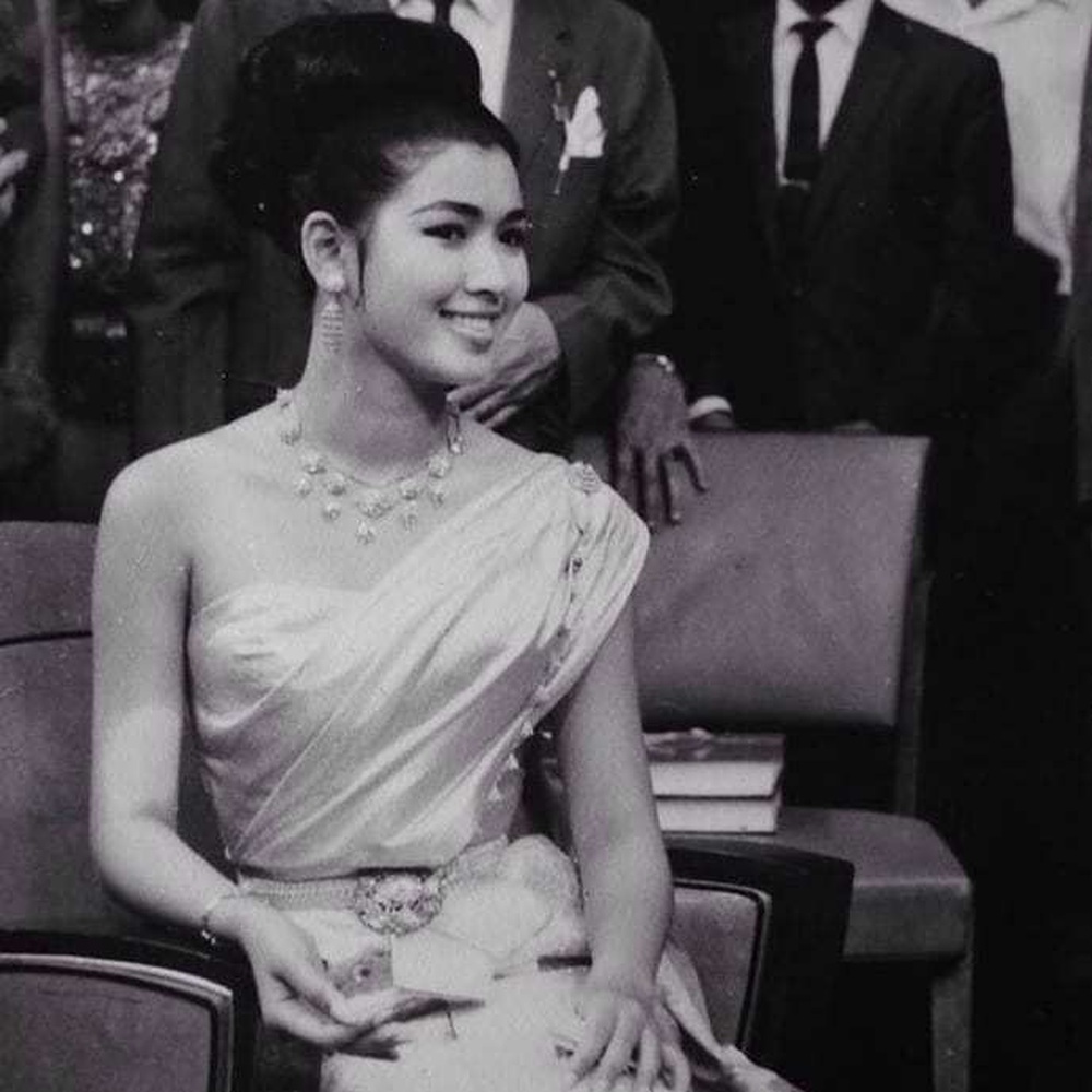 Nhan sắc trẻ trung khó tin ở tuổi 72 của Hoa hậu Hoàn vũ Thái Lan đầu tiên - Ảnh 4.
