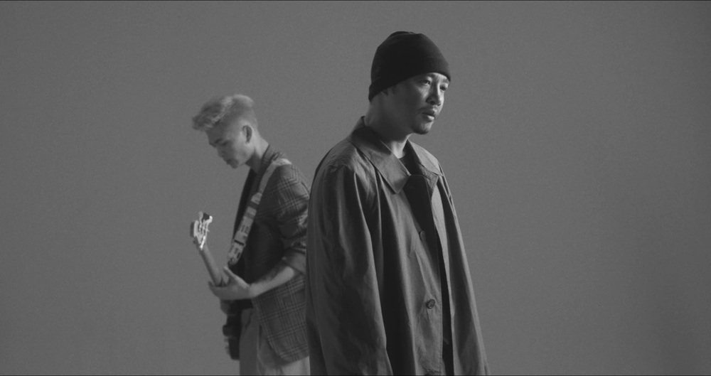 Hà Lê hát, nhảy và đọc rap trong MV Biển nhớ - Ảnh 2.
