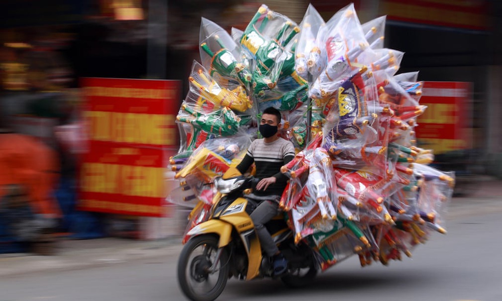 24h qua ảnh: Người đàn ông chở đầy vàng mã trên đường phố ở Việt Nam - Ảnh 2.