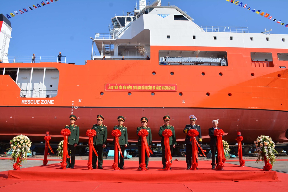 Đại tướng Ngô Xuân Lịch dự Lễ hạ thủy tàu tìm kiếm, cứu nạn tàu ngầm đa năng MSSARS 9316 - Ảnh 3.