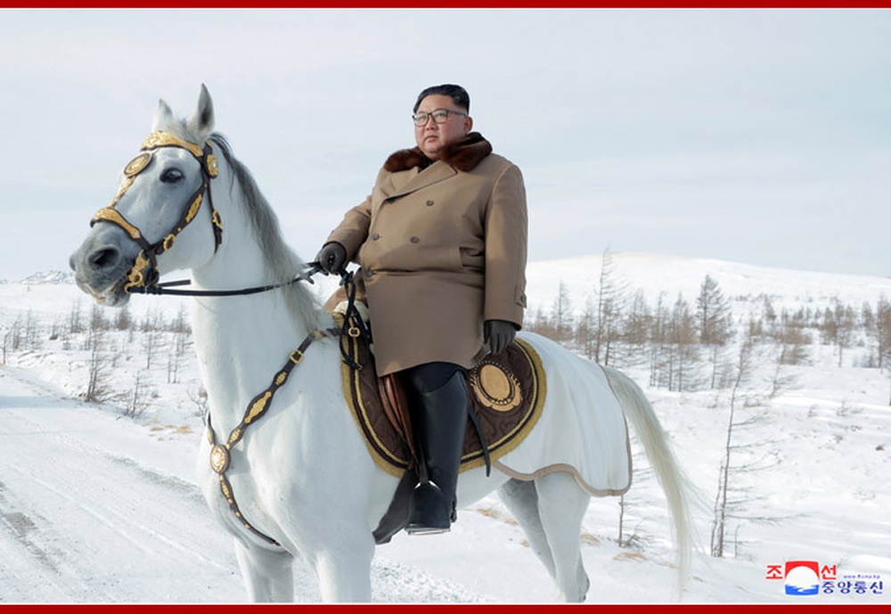 Chủ tịch Kim Jong Un và phu nhân cưỡi bạch mã đạp trên tuyết trắng, KCNA ca ngợi: Lưu lại dấu chân thiêng liêng - Ảnh 16.