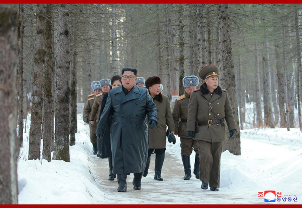Chủ tịch Kim Jong Un và phu nhân cưỡi bạch mã đạp trên tuyết trắng, KCNA ca ngợi: Lưu lại dấu chân thiêng liêng - Ảnh 24.