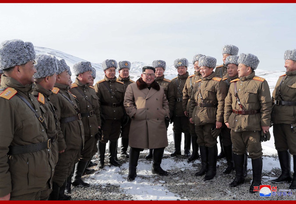 Chủ tịch Kim Jong Un và phu nhân cưỡi bạch mã đạp trên tuyết trắng, KCNA ca ngợi: Lưu lại dấu chân thiêng liêng - Ảnh 26.