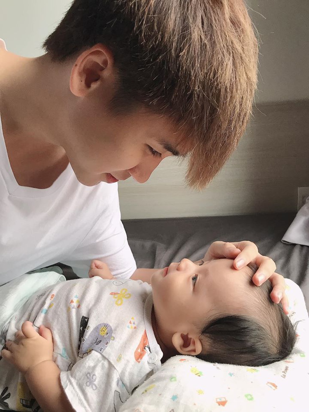 Vlogger Huy Cung khoe con trai 4 tháng tuổi: Không chia sẻ từ đầu vì vợ không chịu được áp lực dư luận - Ảnh 3.