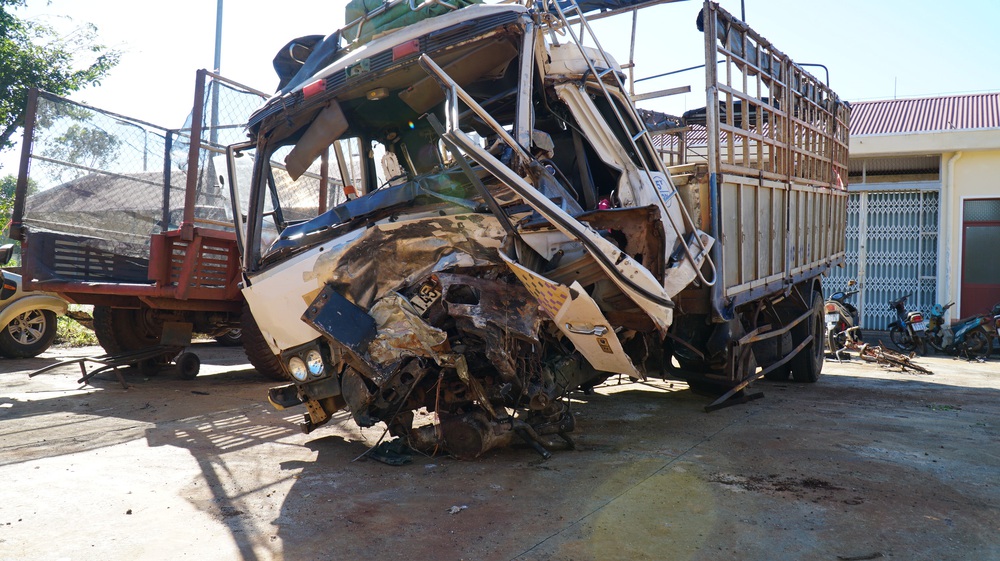 Tai nạn thảm khốc ở Gia Lai: Ô tô bán tải tông trực diện xe tải, 3 người chết, 3 người bị thương - Ảnh 2.