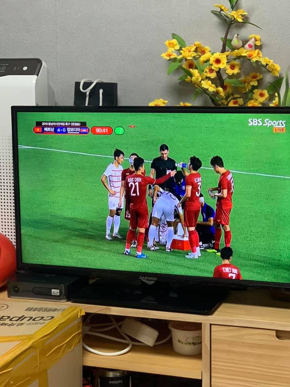 Truyền hình Hàn Quốc chiếu trận bán kết 2 SEA Games, cả dãy phố treo cờ Việt Nam, CĐV phấn khích: Chờ thời khắc lịch sử - Ảnh 2.