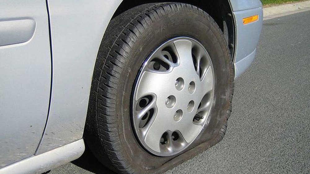 Lý do lốp dự phòng ô tô chỉ nên sử dụng trong thời gian ngắn - Ảnh 1.