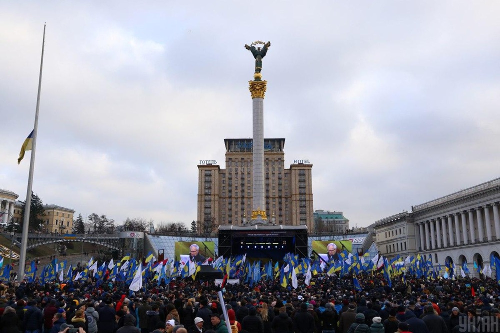 1 vạn người biểu tình ở Kiev, TT Ukraine bị đe dọa lật đổ nếu đầu hàng trước ông Putin - Ảnh 1.