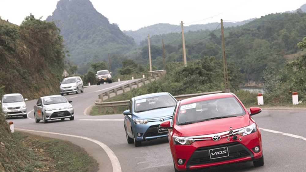 Kỹ năng lái xe trên những đoạn đường cua, dốc - Ảnh 1.