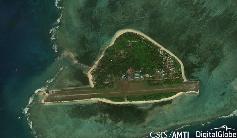 AMTI: Gần 100 tàu Trung Quốc ồ ạt cản Philippines xây đảo tại Trường Sa - Ảnh 1.