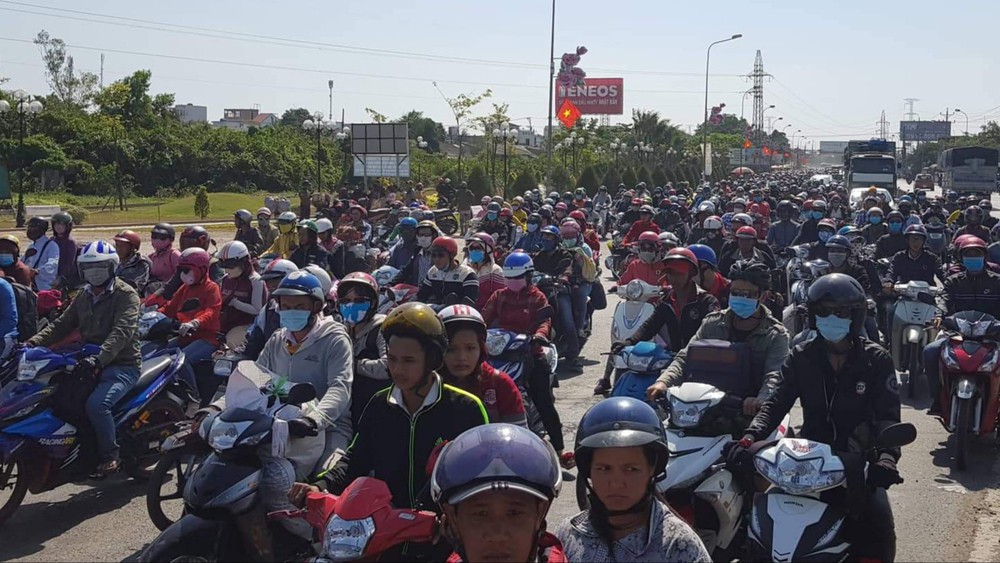  Hàng ngàn người rồng rắn chạy xe suốt đêm về TP Hồ Chí Minh cho kịp ngày đi làm đầu tiên sau Tết  - Ảnh 6.