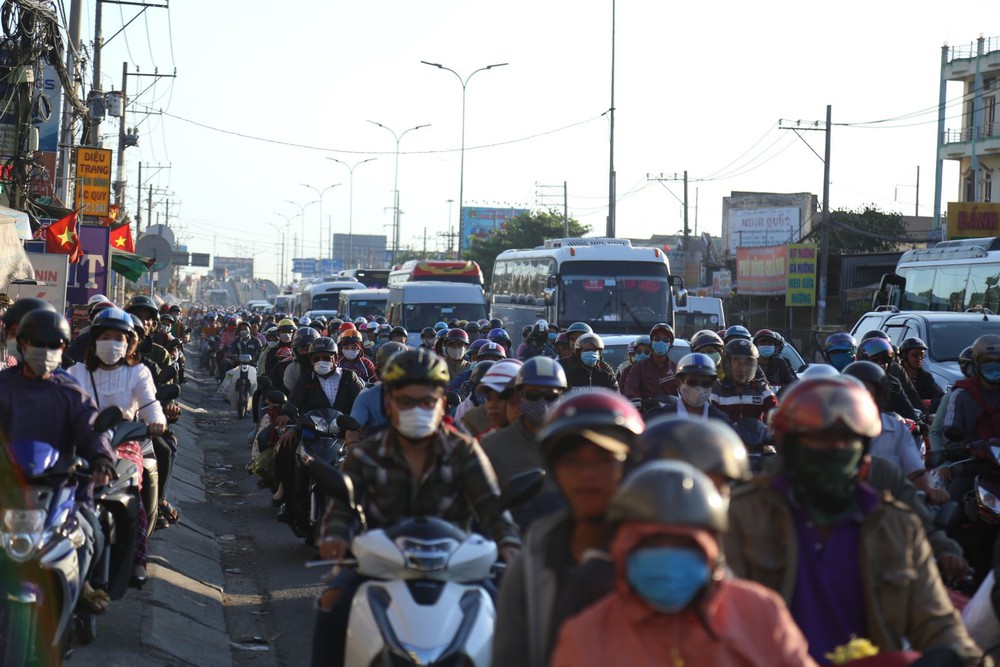  Hàng ngàn người rồng rắn chạy xe suốt đêm về TP Hồ Chí Minh cho kịp ngày đi làm đầu tiên sau Tết  - Ảnh 9.