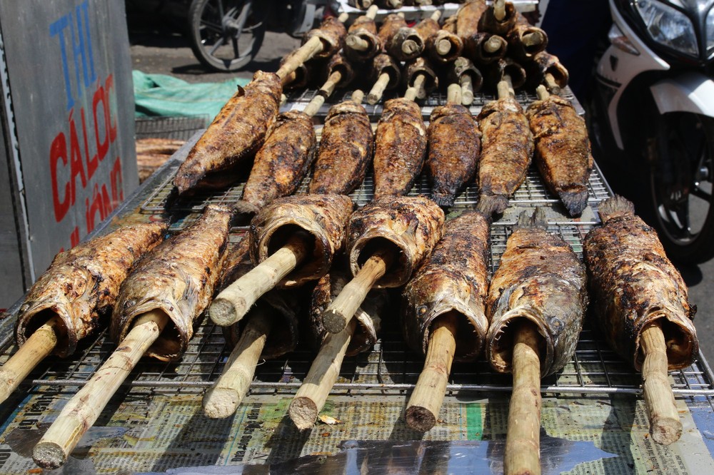 Cửa hàng ở Sài Gòn bán hàng nghìn con cá lóc nướng trong ngày vía Thần Tài - Ảnh 7.
