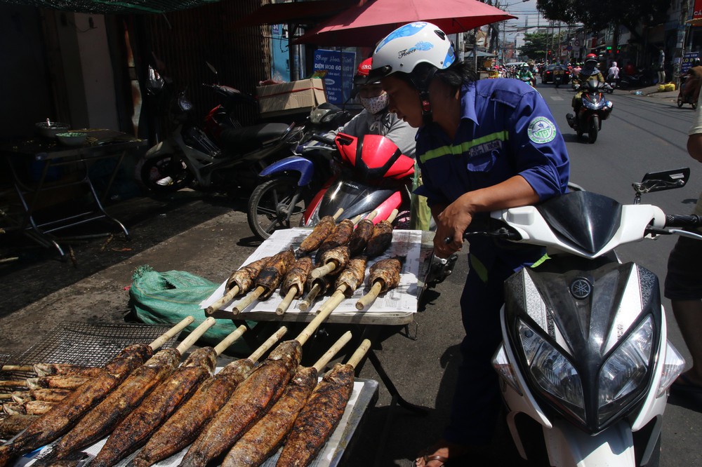 Cửa hàng ở Sài Gòn bán hàng nghìn con cá lóc nướng trong ngày vía Thần Tài - Ảnh 15.