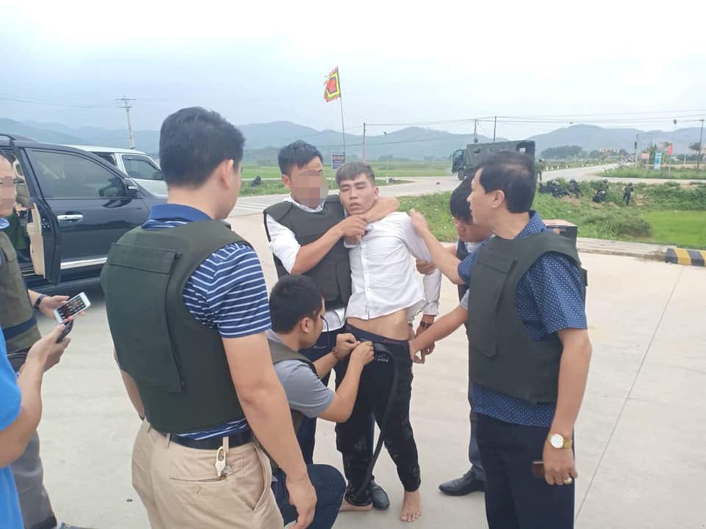 Toàn cảnh vụ vây bắt đường dây ma tuý và khoảnh khắc 3 đối tượng cố thủ vứt lựu đạn, súng đầu hàng - Ảnh 7.