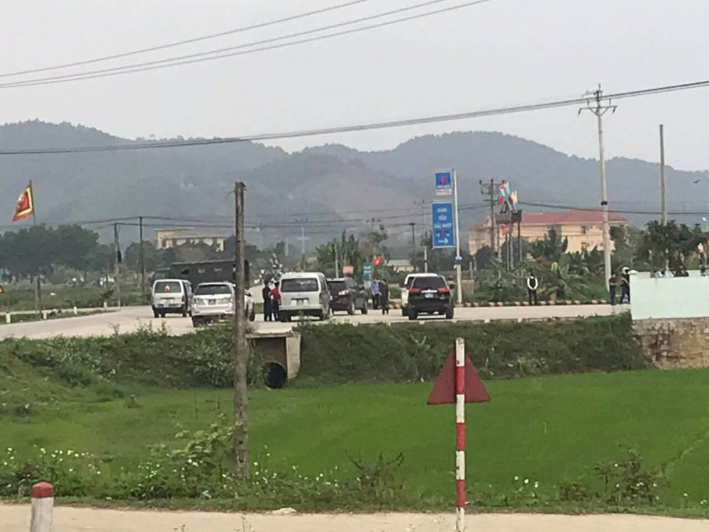 Toàn cảnh vụ vây bắt đường dây ma tuý và khoảnh khắc 3 đối tượng cố thủ vứt lựu đạn, súng đầu hàng - Ảnh 1.