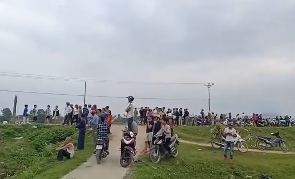 Công an đang vây bắt nhóm đối tượng sử dụng hàng nóng đi ô tô nghi vận chuyển ma túy - Ảnh 2.