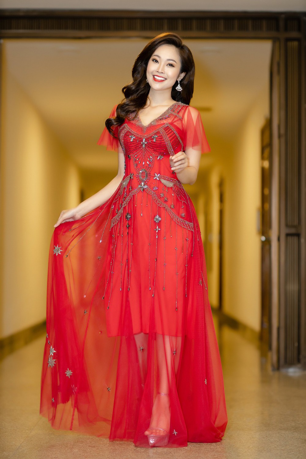 MC Thùy Linh xinh đẹp nhưng 32 tuổi vẫn than ế - Ảnh 1.