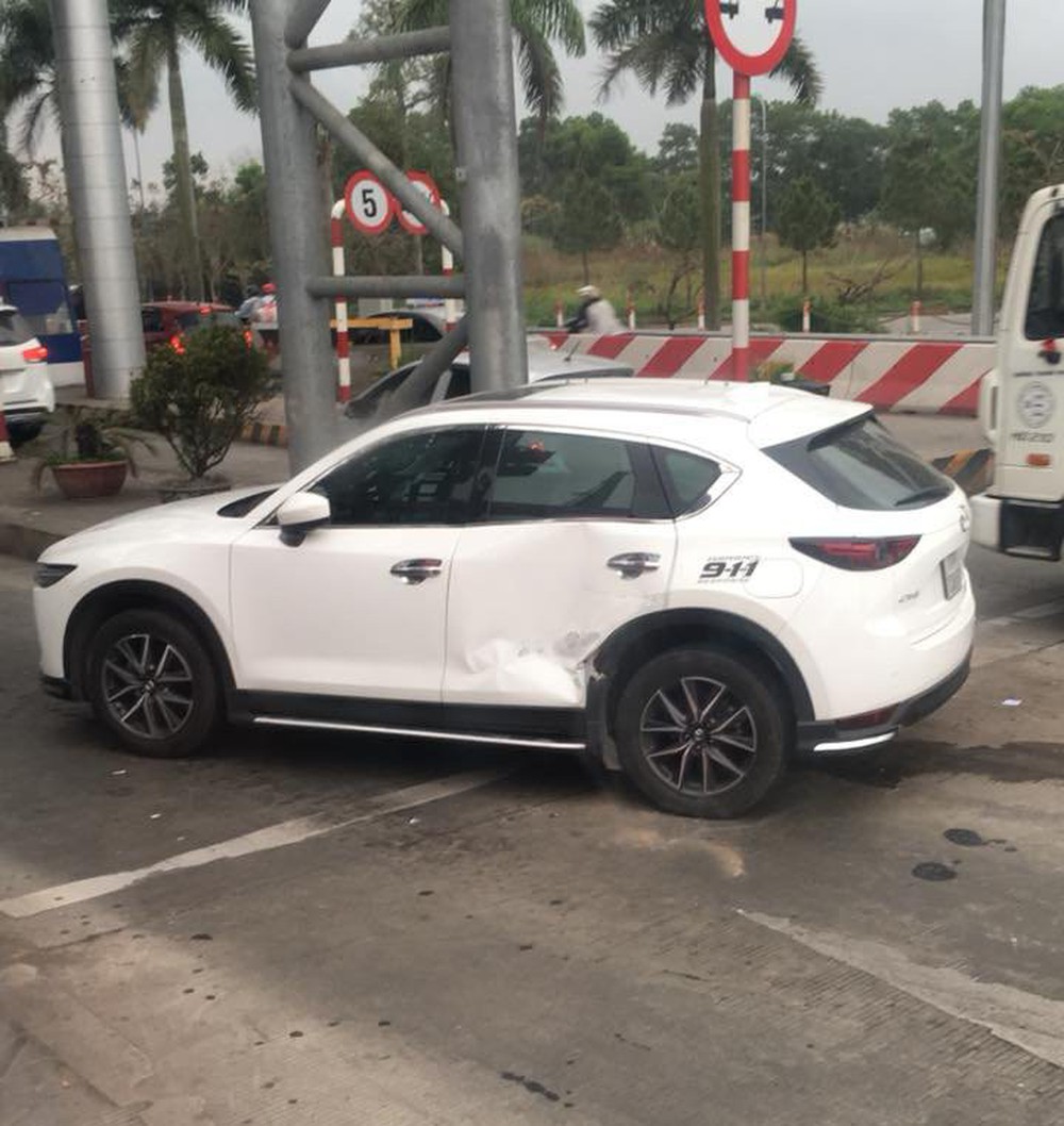 Xe bồn kẹt cứng ở trạm thu phí vì hành động vô ý thức của ô tô Mazda - Ảnh 1.