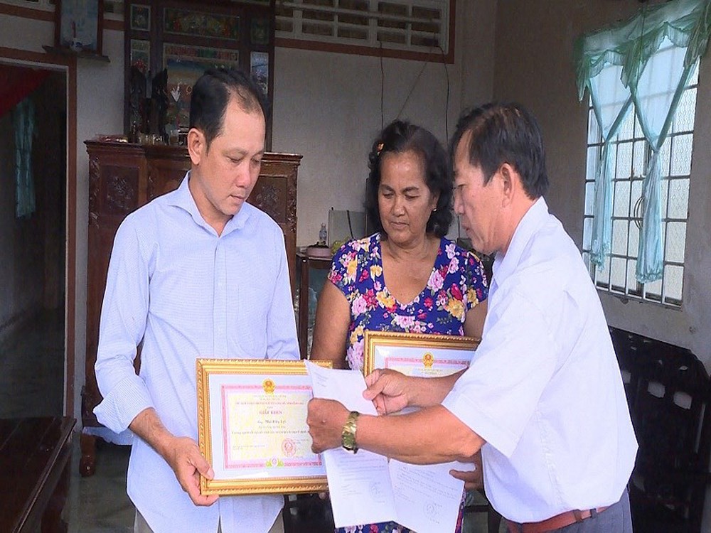 Khen thưởng bà nội trợ và ông nông dân trả lại 120 triệu đồng