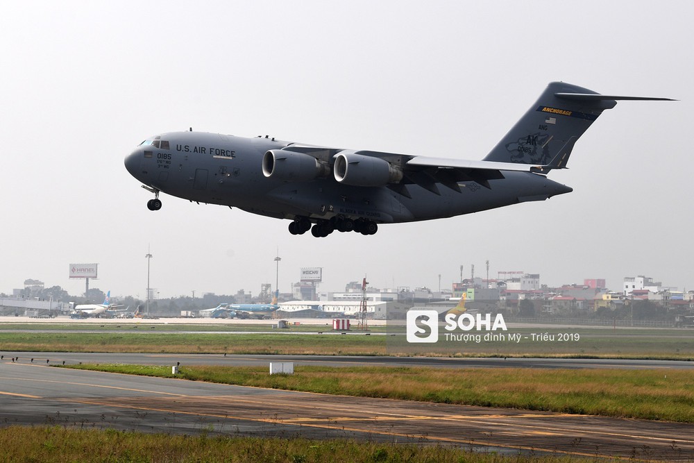 Vận tải cơ C-17 thứ ba đáp xuống Nội Bài, tiếp tục chuyển phương tiện phục vụ ông Trump - Ảnh 9.