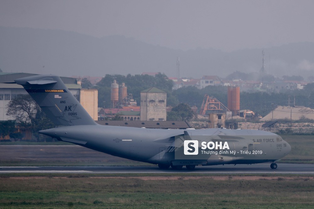 Vận tải cơ C-17 thứ ba đáp xuống Nội Bài, tiếp tục chuyển phương tiện phục vụ ông Trump - Ảnh 13.