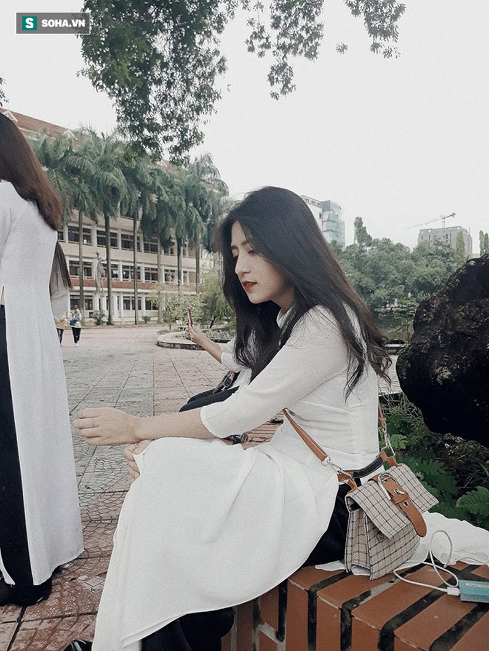 Đứng chờ xe buýt bên đường, cô gái khiến dân mạng nỗ lực truy tìm danh tính vì quá xinh  - Ảnh 6.