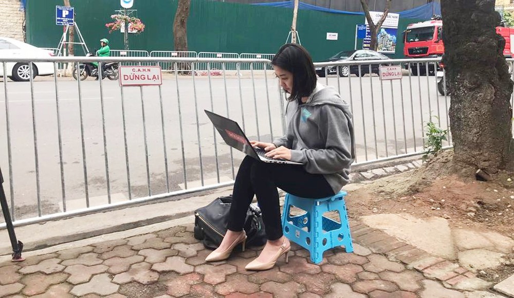 Nữ phóng viên Hàn Quốc tác nghiệp trên vỉa hè Hà Nội gây chú ý vì góc nghiêng xinh đẹp - Ảnh 1.