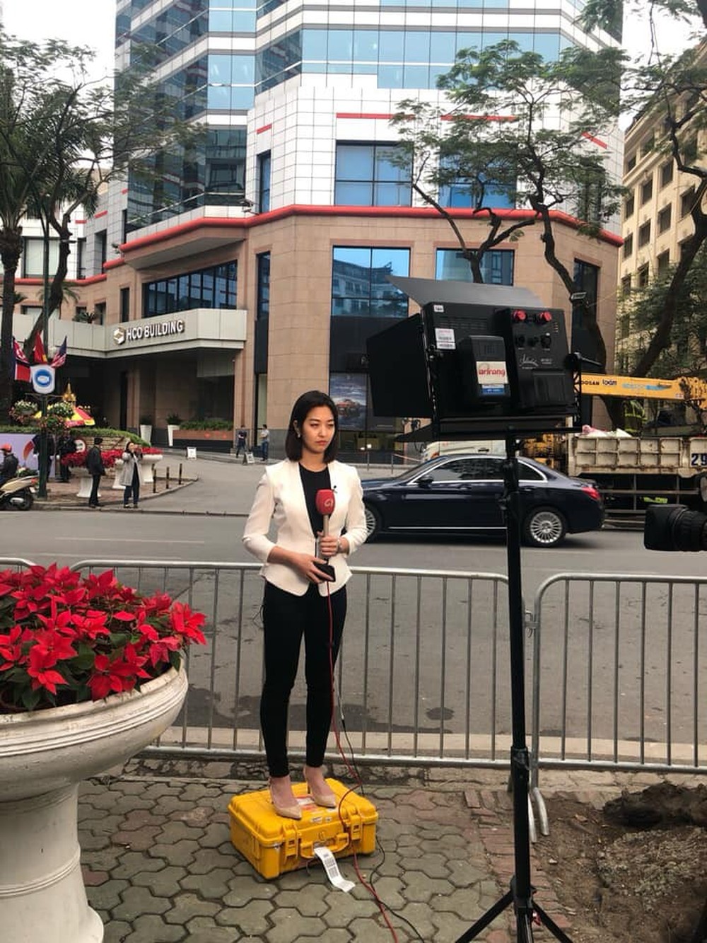 Nữ phóng viên Hàn Quốc tác nghiệp trên vỉa hè Hà Nội gây chú ý vì góc nghiêng xinh đẹp - Ảnh 3.