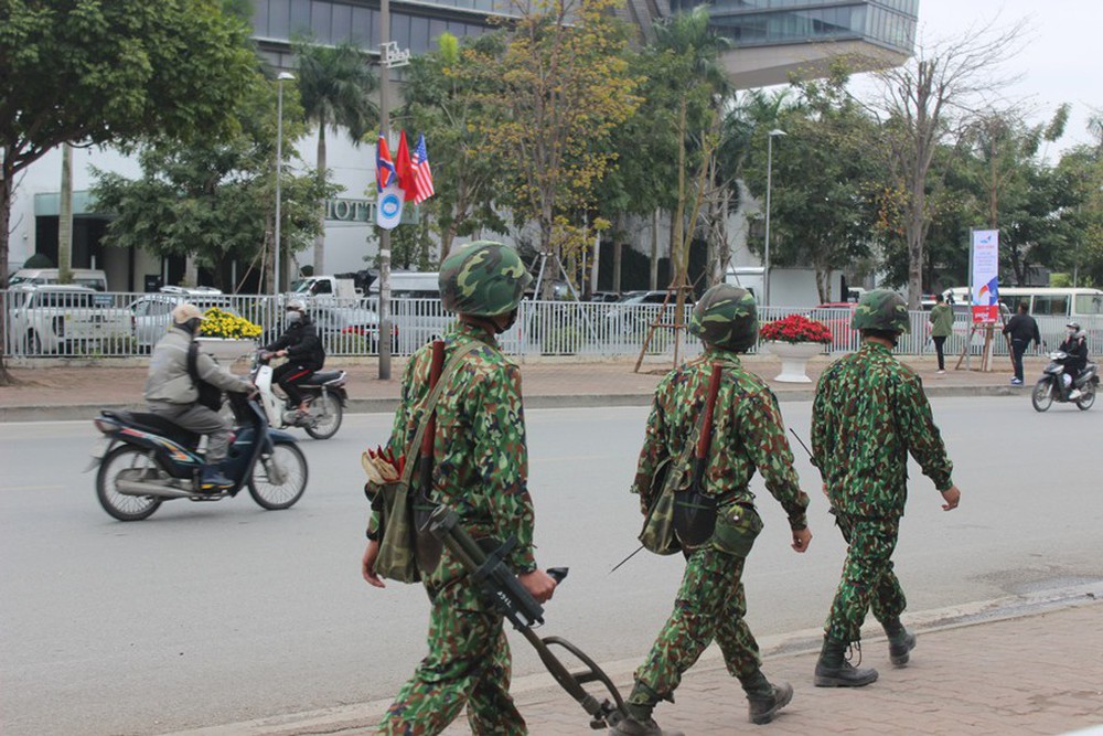 [Video] Công binh dò mìn từng chậu hoa, khóm cây quanh khách sạn JW Marriott trước ngày ông Trump đến VN - Ảnh 2.