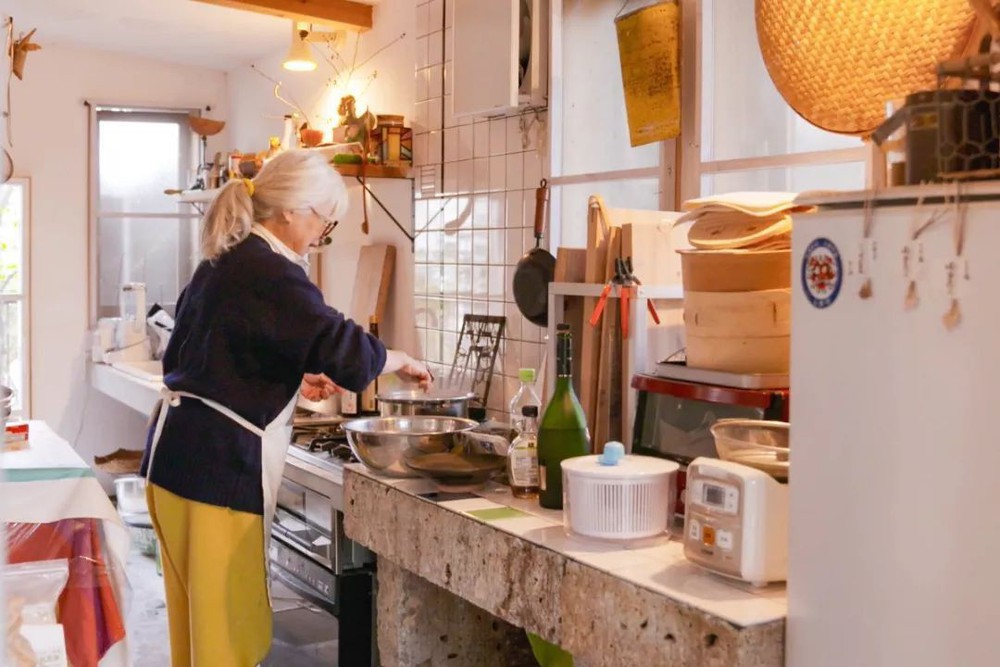 Cụ bà 76 tuổi yêu thích đọc sách, nấu ăn, sống gần thiên nhiên trong ngôi nhà thôn quê rộng 400m² ở Nhật Bản - Ảnh 5.