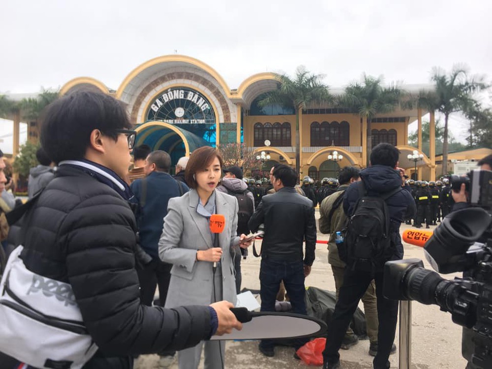 Nữ phóng viên Hàn Quốc xinh đẹp gây ấn tượng mạnh khi tác nghiệp ở ga Đồng Đăng  - Ảnh 4.