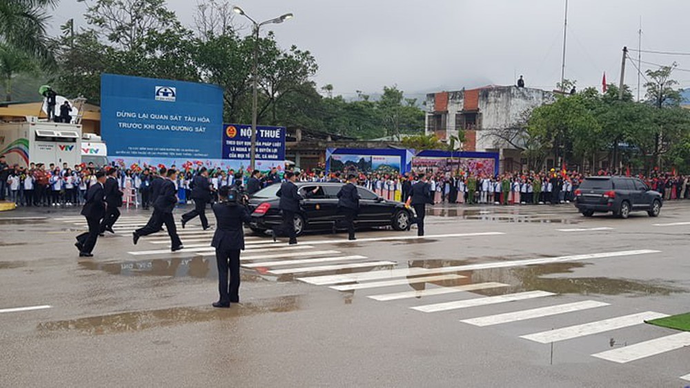 12 vệ sĩ của ông Kim Jong Un tái hiện màn chạy bộ ấn tượng trước cửa nhà ga Đồng Đăng, Việt Nam - Ảnh 16.