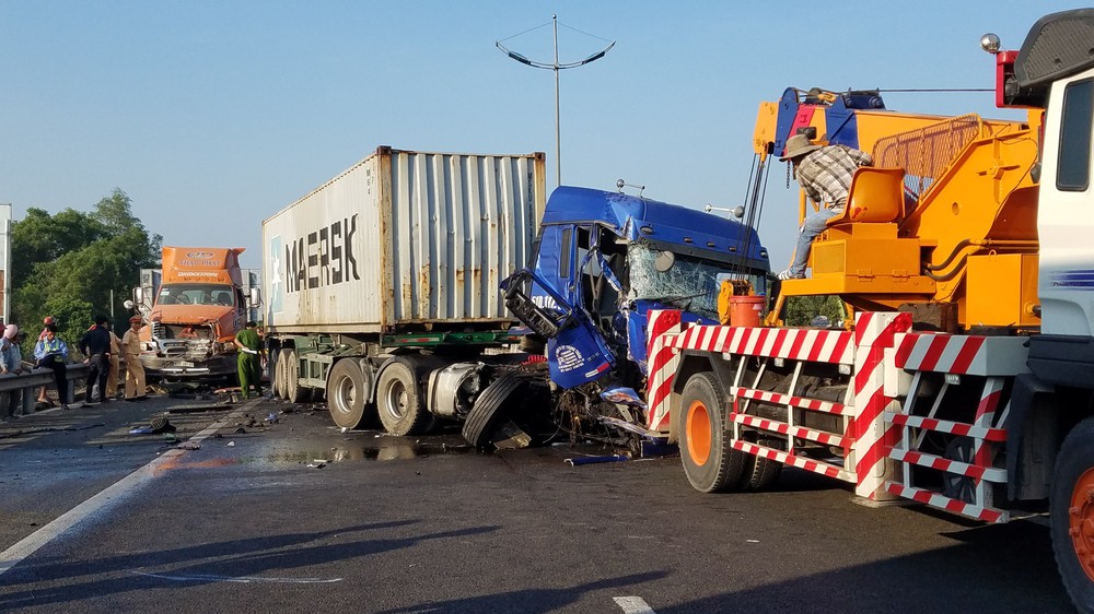 Tài xế chết thảm khi giúp xe gặp sự cố trên cao tốc TPHCM – Trung Lương