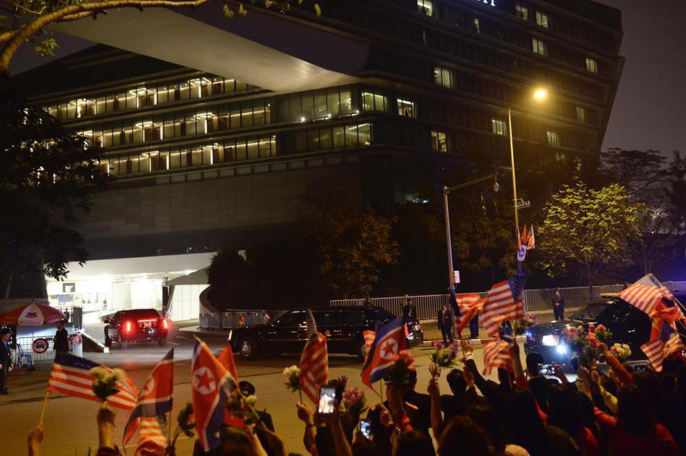 Toàn cảnh Quái thú chở TT Donald Trump lướt phố đêm Hà Nội trong sự chào đón nồng nhiệt của người dân - Ảnh 25.