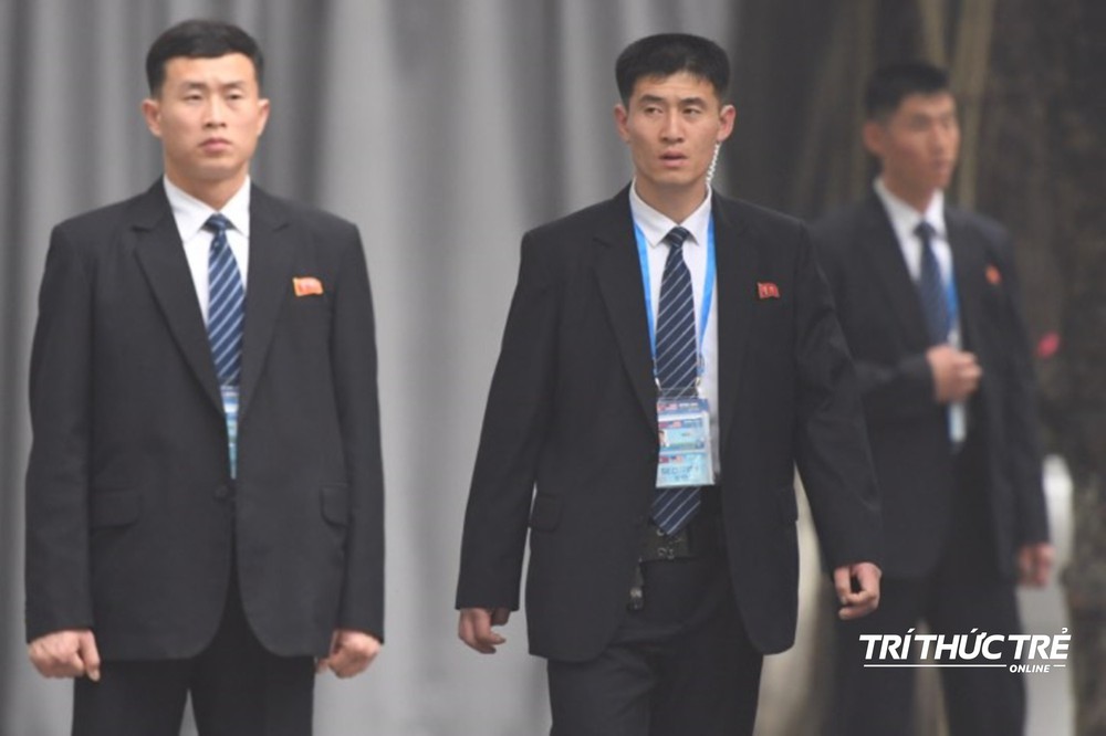 [ẢNH] Đội siêu cận vệ không cảm xúc đứng canh gác tại cửa rạp bí mật của ông Kim Jong Un - Ảnh 3.