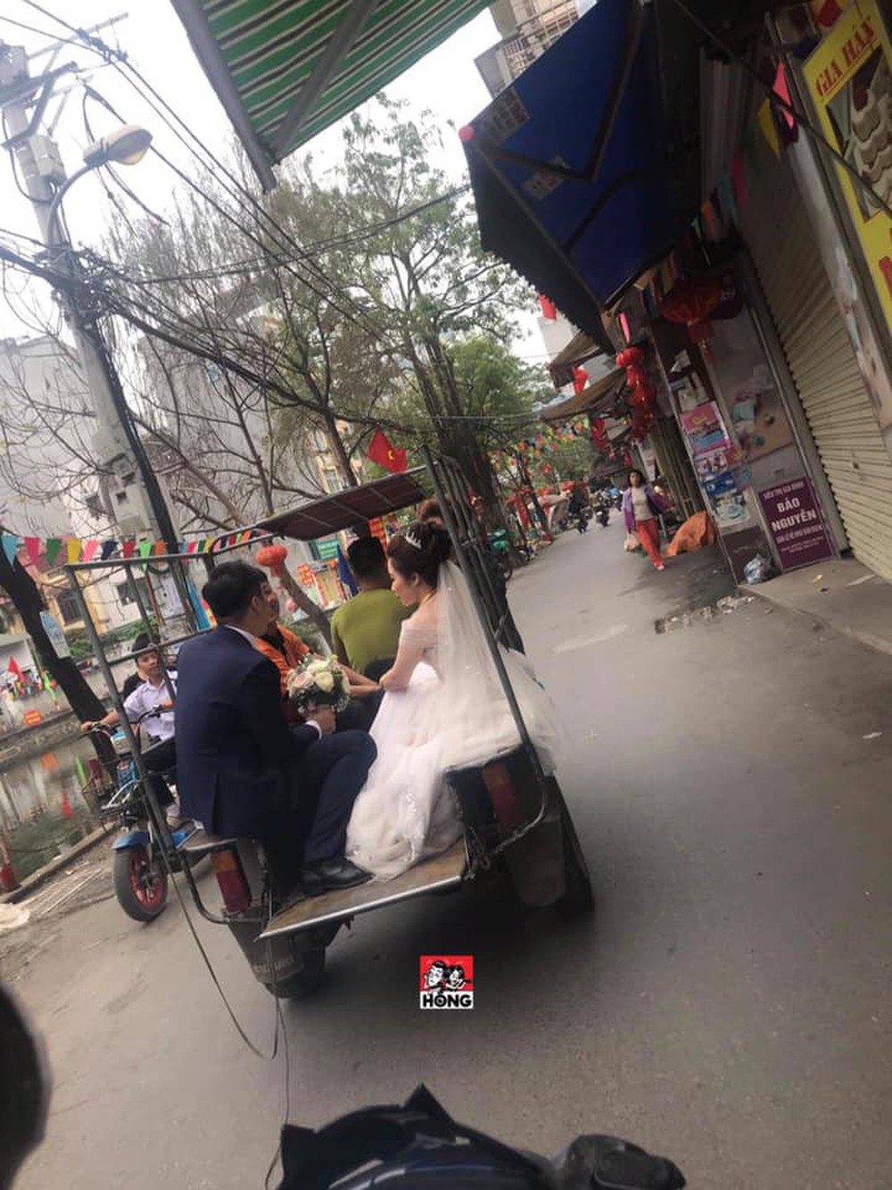 Đường bị cấm phục vụ hội nghị thượng đỉnh, cô dâu xách váy chạy bộ để kịp giờ làm lễ cưới - Ảnh 3.
