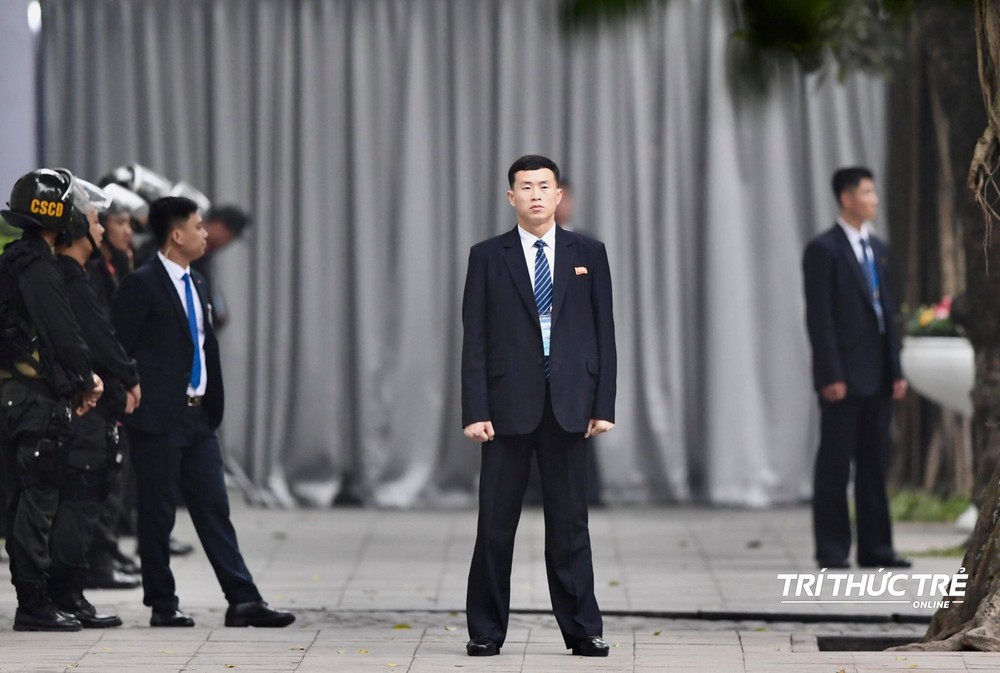 [ẢNH] Đội siêu cận vệ không cảm xúc đứng canh gác tại cửa rạp bí mật của ông Kim Jong Un - Ảnh 9.