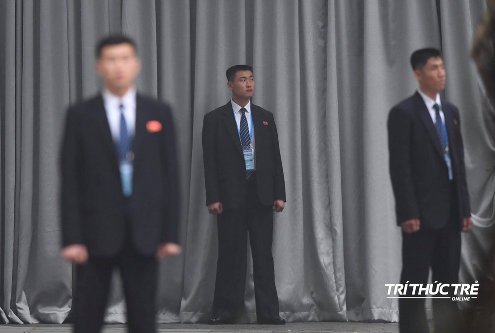 [ẢNH] Đội siêu cận vệ không cảm xúc đứng canh gác tại cửa rạp bí mật của ông Kim Jong Un - Ảnh 13.