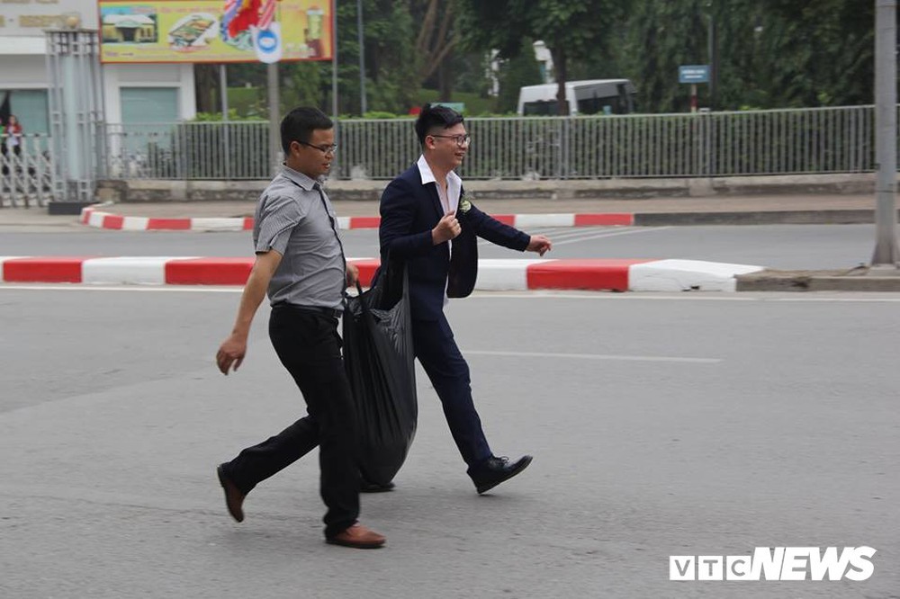 Đường bị cấm phục vụ hội nghị thượng đỉnh, cô dâu xách váy chạy bộ để kịp giờ làm lễ cưới - Ảnh 6.