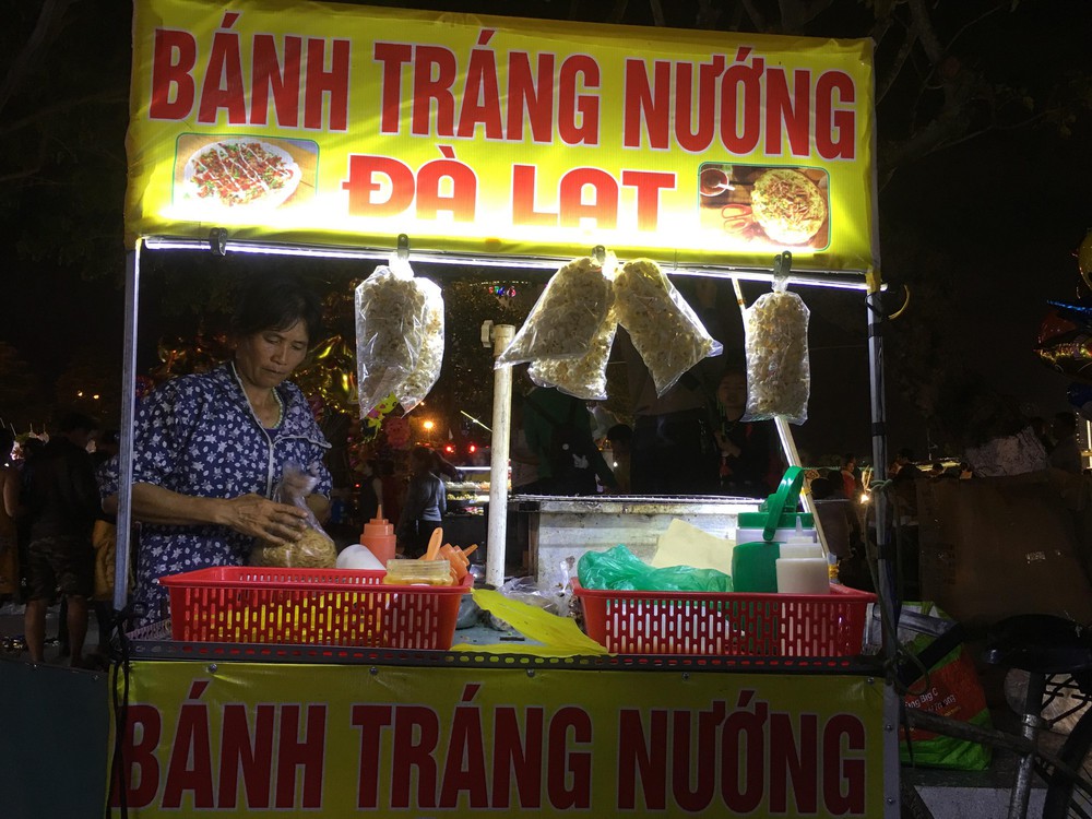 Mưu sinh đêm giao thừa ở phố biển Đà Nẵng: Nhớ nhà nhưng vẫn gắng làm vì thu nhập khủng - Ảnh 7.