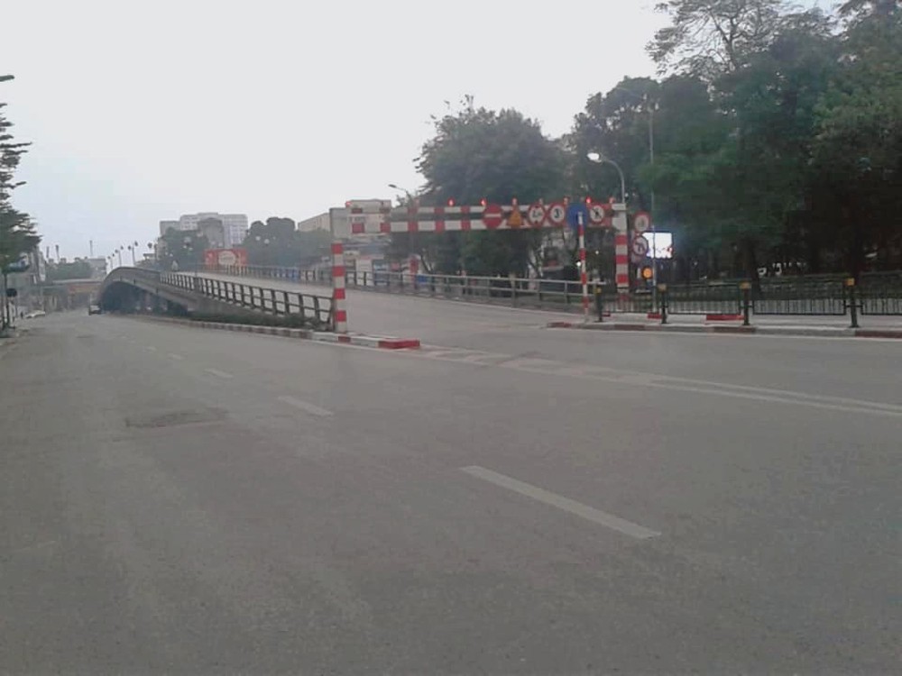 Hình ảnh so sánh trước và sau cho thấy đường phố Hà Nội khác biệt đến lạ thường khi bước sang ngày đầu năm mới - Ảnh 7.