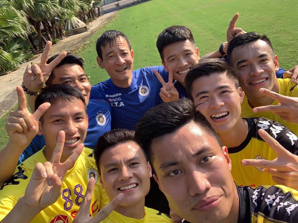 Lấy may đầu năm, cầu thủ Hà Nội FC tập khai xuân ngay trong mùng 2 Tết