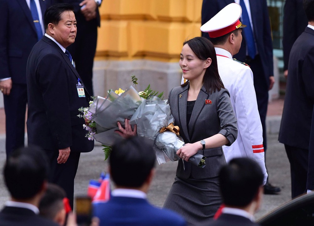 Em gái ông Kim Jong Un duyên dáng nhận hoa trong lễ đón chính thức tại Phủ chủ tịch - Ảnh 4.