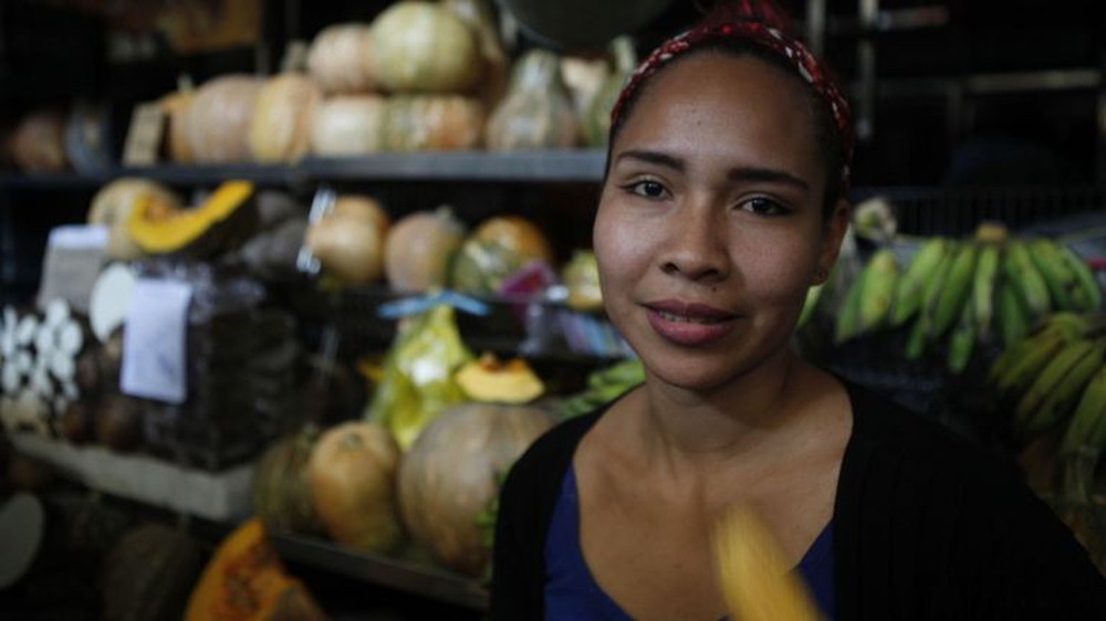 Thảm họa điện năng Venezuela: Người có tiền thuê khách sạn 5 sao lánh nạn, dân nghèo xếp hàng múc nước giếng - Ảnh 2.